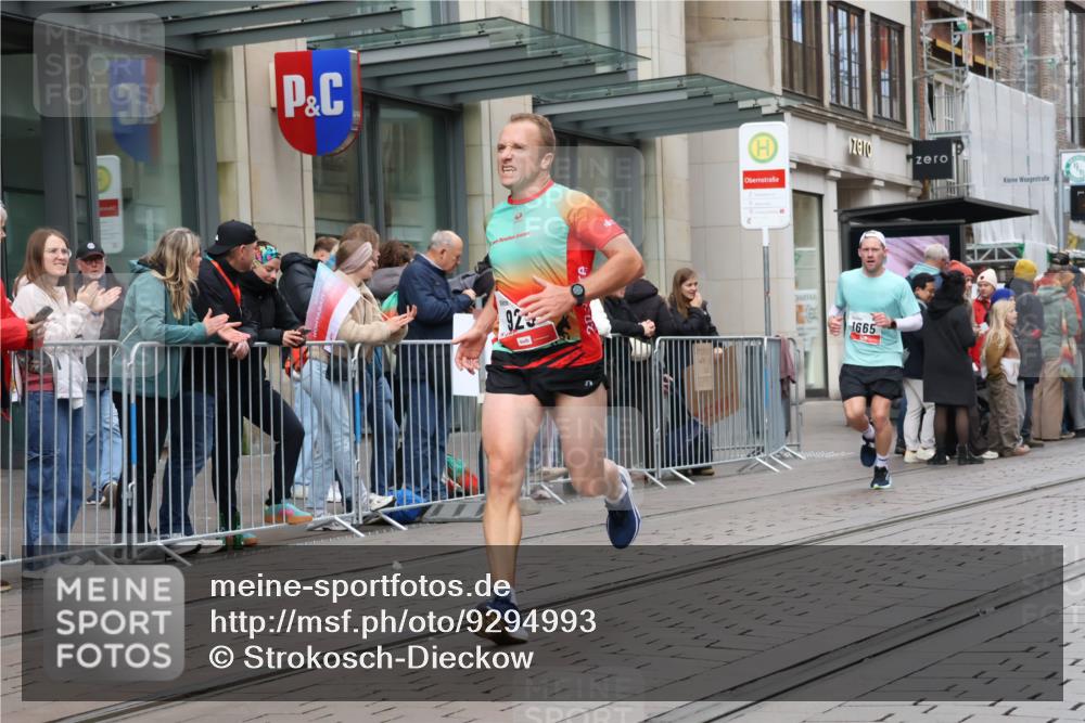 05.10.2025 - 20. swb-Marathon Bremen Strokosch-Dieckow http://msf.ph/oto/9294993 05.10.2025 12:53:12 Ziel 650, 925, 1221, 1444, 1665, 2940, 3975, 5074, 8341, 650, 925, 1221, 1444, 1665, 2940, 3975, 5074, 8341 meine-sportfotos.de