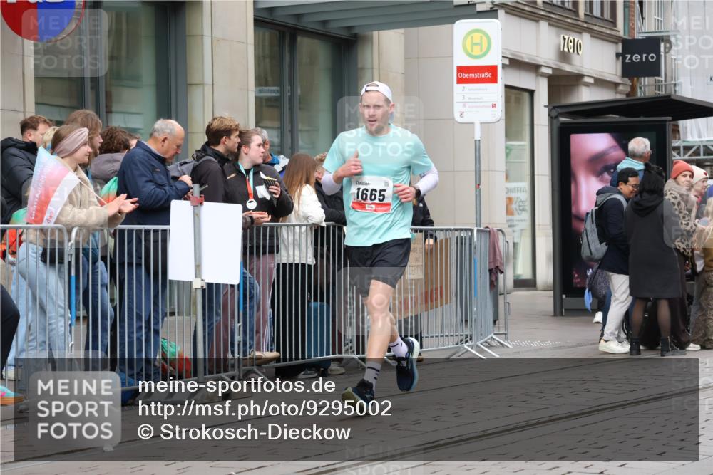 05.10.2025 - 20. swb-Marathon Bremen Strokosch-Dieckow http://msf.ph/oto/9295002 05.10.2025 12:53:13 Ziel 650, 925, 1221, 1665, 2940, 3975, 5074, 8341, 650, 925, 1221, 1665, 2940, 3975, 5074, 8341 meine-sportfotos.de