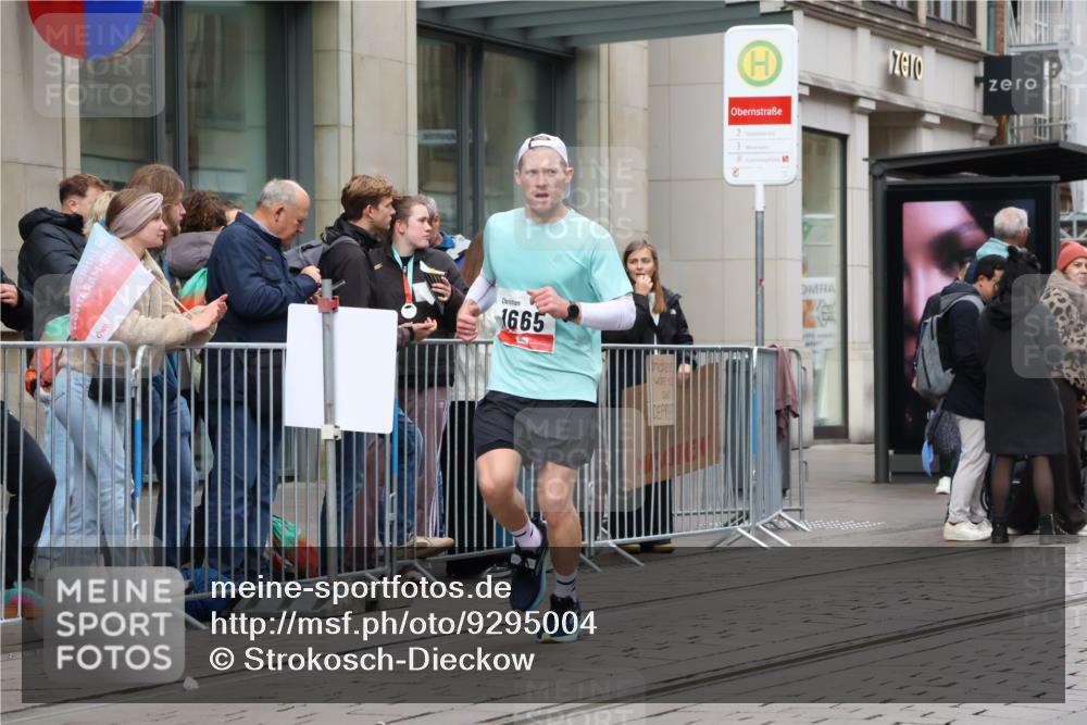05.10.2025 - 20. swb-Marathon Bremen Strokosch-Dieckow http://msf.ph/oto/9295004 05.10.2025 12:53:14 Ziel 650, 925, 1221, 1665, 2940, 3975, 5074, 8341, 650, 925, 1221, 1665, 2940, 3975, 5074, 8341 meine-sportfotos.de