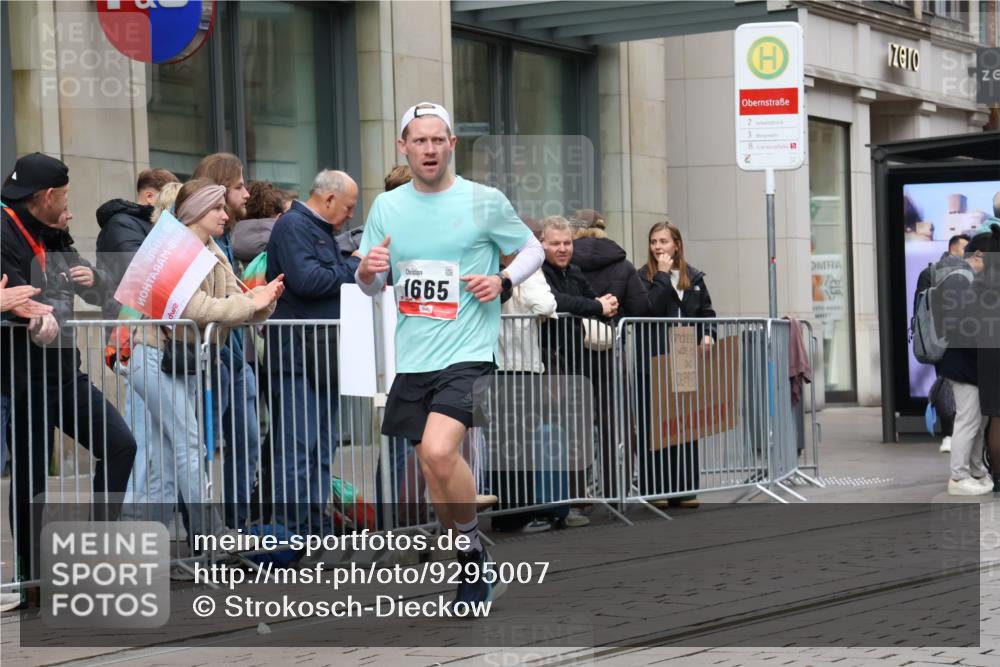 05.10.2025 - 20. swb-Marathon Bremen Strokosch-Dieckow http://msf.ph/oto/9295007 05.10.2025 12:53:14 Ziel 650, 925, 1221, 1665, 2940, 3975, 5074, 8341, 650, 925, 1221, 1665, 2940, 3975, 5074, 8341 meine-sportfotos.de