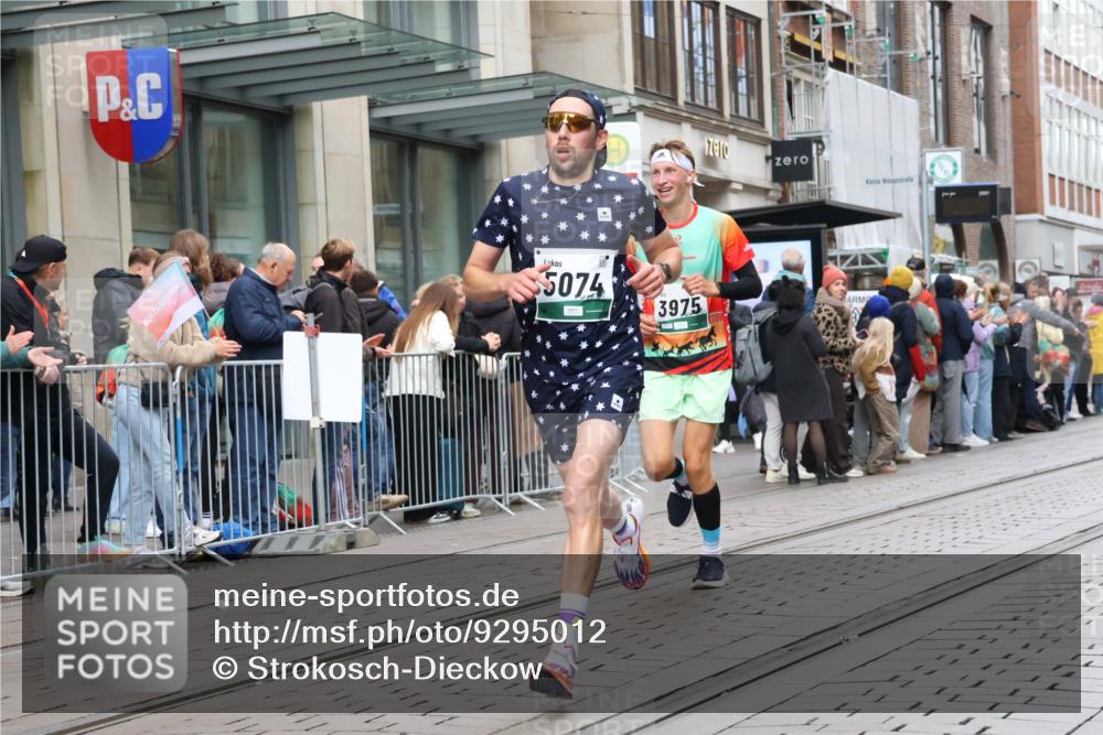 05.10.2025 - 20. swb-Marathon Bremen Strokosch-Dieckow http://msf.ph/oto/9295012 05.10.2025 12:53:15 Ziel 650, 925, 1221, 1665, 2940, 3975, 5074, 8341, 650, 925, 1221, 1665, 2940, 3975, 5074, 8341 meine-sportfotos.de