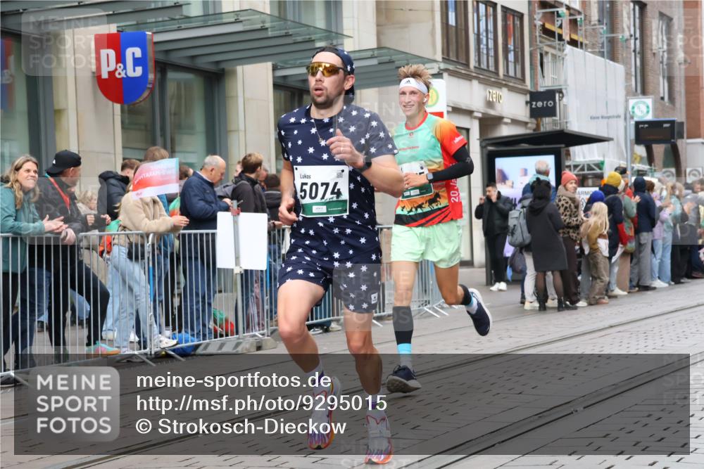 05.10.2025 - 20. swb-Marathon Bremen Strokosch-Dieckow http://msf.ph/oto/9295015 05.10.2025 12:53:15 Ziel 650, 925, 1221, 1665, 2940, 3975, 5074, 8341, 650, 925, 1221, 1665, 2940, 3975, 5074, 8341 meine-sportfotos.de