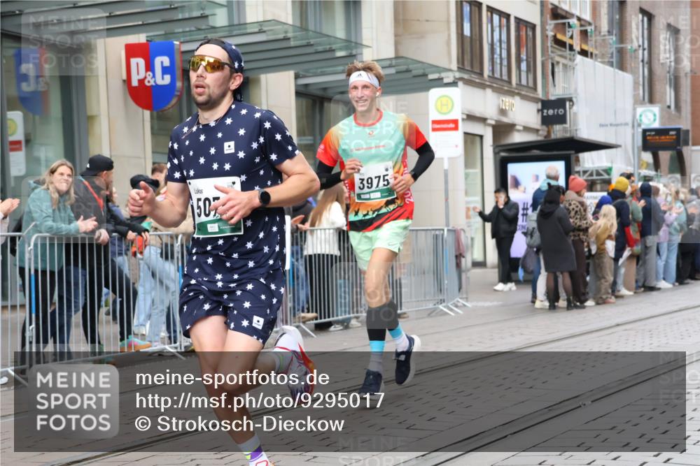 05.10.2025 - 20. swb-Marathon Bremen Strokosch-Dieckow http://msf.ph/oto/9295017 05.10.2025 12:53:16 Ziel 650, 925, 1221, 1665, 2940, 3975, 5074, 8341, 650, 925, 1221, 1665, 2940, 3975, 5074, 8341 meine-sportfotos.de