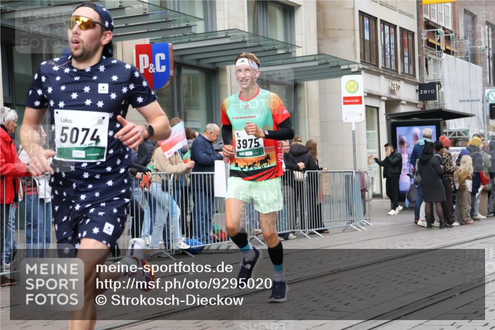 05.10.2025 - 20. swb-Marathon Bremen Strokosch-Dieckow http://msf.ph/oto/9295020 05.10.2025 12:53:16 Ziel 650, 925, 1221, 1665, 2940, 3975, 5074, 8341, 650, 925, 1221, 1665, 2940, 3975, 5074, 8341 meine-sportfotos.de