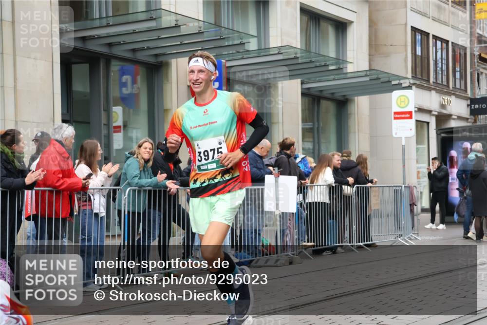 05.10.2025 - 20. swb-Marathon Bremen Strokosch-Dieckow http://msf.ph/oto/9295023 05.10.2025 12:53:16 Ziel 650, 925, 1221, 1665, 2940, 3975, 5074, 8341, 650, 925, 1221, 1665, 2940, 3975, 5074, 8341 meine-sportfotos.de