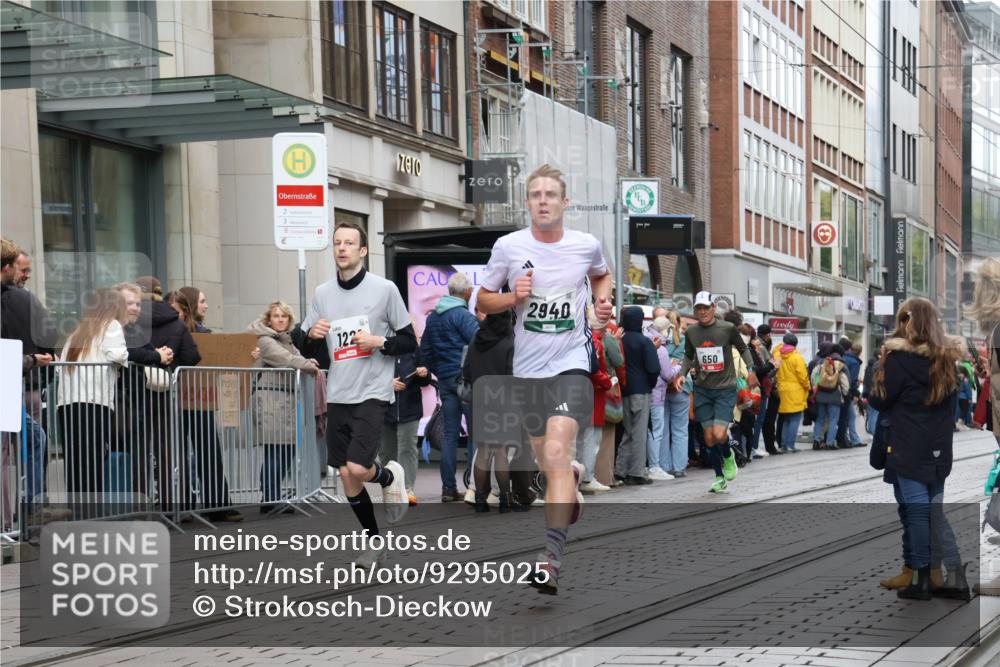 05.10.2025 - 20. swb-Marathon Bremen Strokosch-Dieckow http://msf.ph/oto/9295025 05.10.2025 12:53:22 Ziel 121, 482, 650, 850, 1221, 1665, 2940, 8341, 121, 482, 650, 850, 1221, 1665, 2940, 8341 meine-sportfotos.de