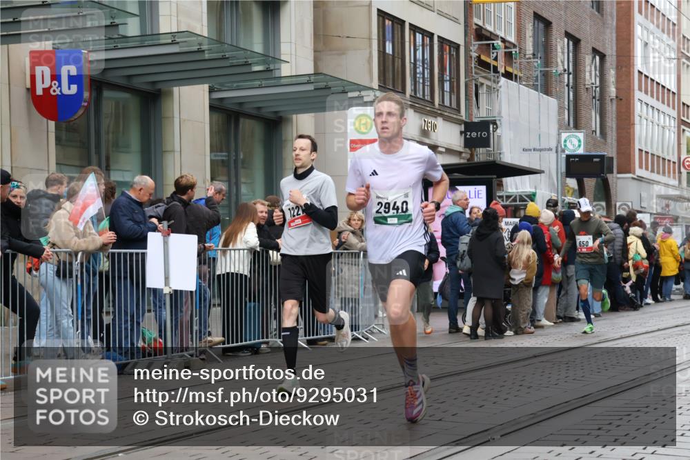 05.10.2025 - 20. swb-Marathon Bremen Strokosch-Dieckow http://msf.ph/oto/9295031 05.10.2025 12:53:22 Ziel 121, 482, 650, 850, 1221, 1665, 2940, 8341, 121, 482, 650, 850, 1221, 1665, 2940, 8341 meine-sportfotos.de