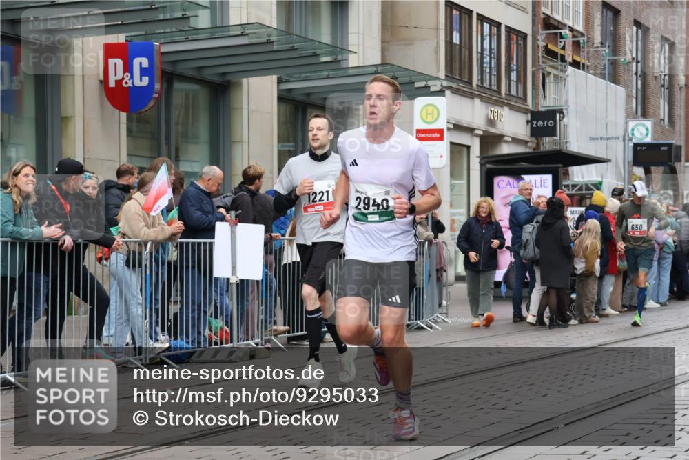 05.10.2025 - 20. swb-Marathon Bremen Strokosch-Dieckow http://msf.ph/oto/9295033 05.10.2025 12:53:23 Ziel 121, 482, 650, 850, 1221, 1665, 2940, 8341, 121, 482, 650, 850, 1221, 1665, 2940, 8341 meine-sportfotos.de
