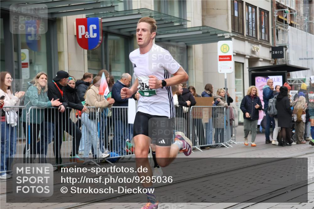 05.10.2025 - 20. swb-Marathon Bremen Strokosch-Dieckow http://msf.ph/oto/9295036 05.10.2025 12:53:23 Ziel 121, 482, 650, 850, 1221, 1665, 2940, 8341, 121, 482, 650, 850, 1221, 1665, 2940, 8341 meine-sportfotos.de
