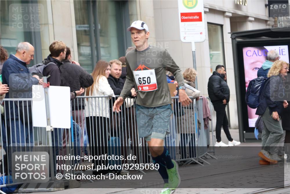 05.10.2025 - 20. swb-Marathon Bremen Strokosch-Dieckow http://msf.ph/oto/9295039 05.10.2025 12:53:25 Ziel 121, 482, 650, 850, 1221, 1665, 2940, 8341, 121, 482, 650, 850, 1221, 1665, 2940, 8341 meine-sportfotos.de