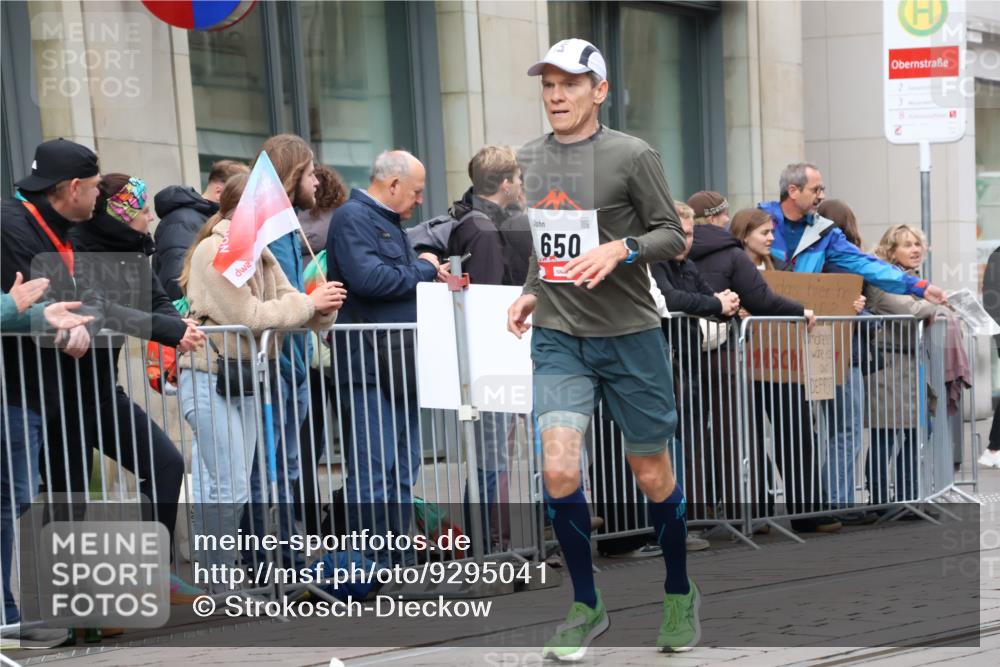 05.10.2025 - 20. swb-Marathon Bremen Strokosch-Dieckow http://msf.ph/oto/9295041 05.10.2025 12:53:26 Ziel 121, 482, 650, 850, 1221, 1665, 8341, 121, 482, 650, 850, 1221, 1665, 8341 meine-sportfotos.de