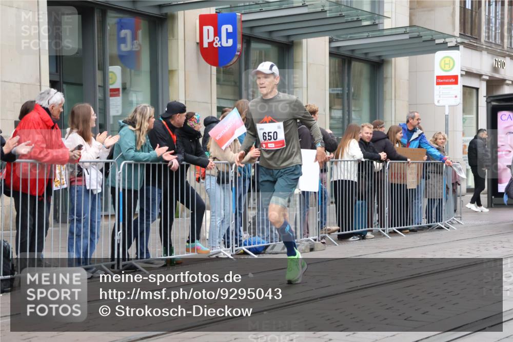 05.10.2025 - 20. swb-Marathon Bremen Strokosch-Dieckow http://msf.ph/oto/9295043 05.10.2025 12:53:26 Ziel 121, 482, 650, 850, 1221, 1665, 8341, 121, 482, 650, 850, 1221, 1665, 8341 meine-sportfotos.de