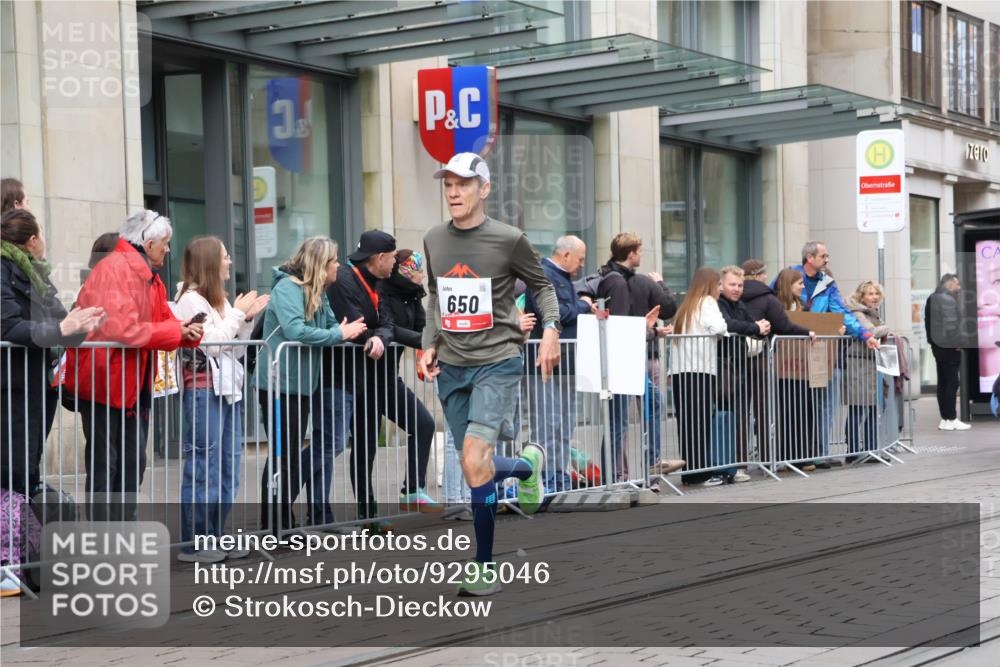05.10.2025 - 20. swb-Marathon Bremen Strokosch-Dieckow http://msf.ph/oto/9295046 05.10.2025 12:53:26 Ziel 121, 482, 650, 850, 1221, 1665, 8341, 121, 482, 650, 850, 1221, 1665, 8341 meine-sportfotos.de