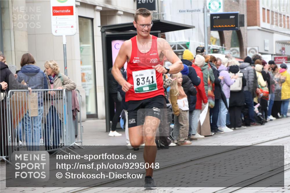 05.10.2025 - 20. swb-Marathon Bremen Strokosch-Dieckow http://msf.ph/oto/9295048 05.10.2025 12:53:27 Ziel 121, 482, 650, 850, 1221, 1640, 8341, 121, 482, 650, 850, 1221, 1640, 8341 meine-sportfotos.de