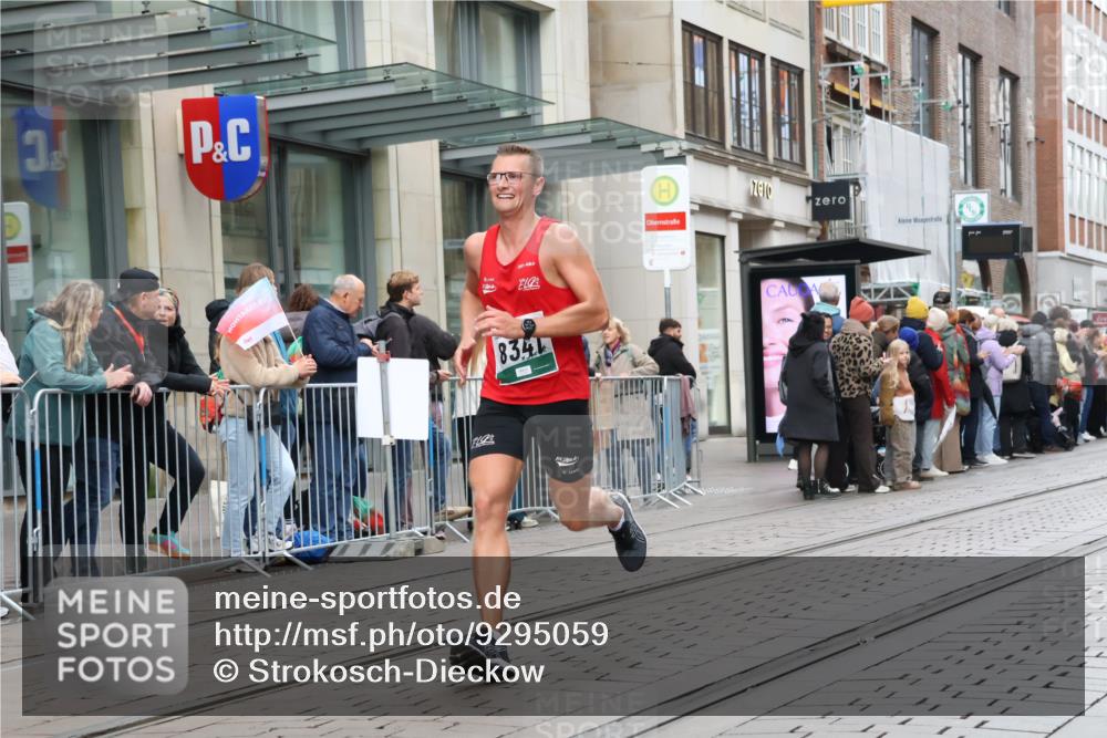 05.10.2025 - 20. swb-Marathon Bremen Strokosch-Dieckow http://msf.ph/oto/9295059 05.10.2025 12:53:28 Ziel 121, 482, 650, 850, 870, 1221, 1640, 8341, 121, 482, 650, 850, 870, 1221, 1640, 8341 meine-sportfotos.de