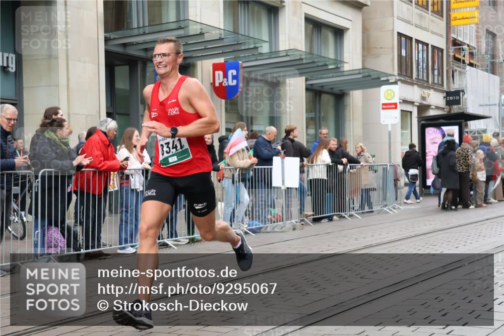 05.10.2025 - 20. swb-Marathon Bremen Strokosch-Dieckow http://msf.ph/oto/9295067 05.10.2025 12:53:29 Ziel 121, 482, 650, 850, 870, 1221, 1640, 8341, 121, 482, 650, 850, 870, 1221, 1640, 8341 meine-sportfotos.de
