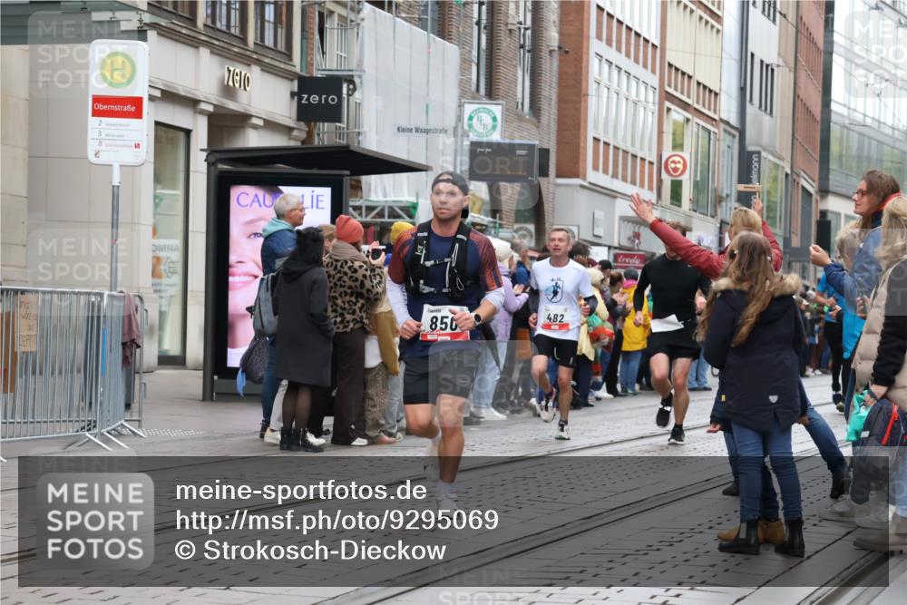 05.10.2025 - 20. swb-Marathon Bremen Strokosch-Dieckow http://msf.ph/oto/9295069 05.10.2025 12:53:38 Ziel 121, 482, 850, 870, 993, 1640, 121, 482, 850, 870, 993, 1640 meine-sportfotos.de