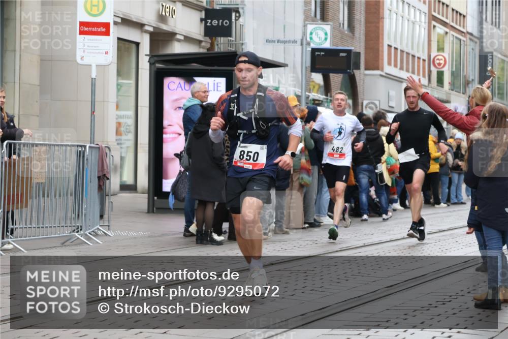 05.10.2025 - 20. swb-Marathon Bremen Strokosch-Dieckow http://msf.ph/oto/9295072 05.10.2025 12:53:38 Ziel 121, 482, 850, 870, 993, 1640, 121, 482, 850, 870, 993, 1640 meine-sportfotos.de