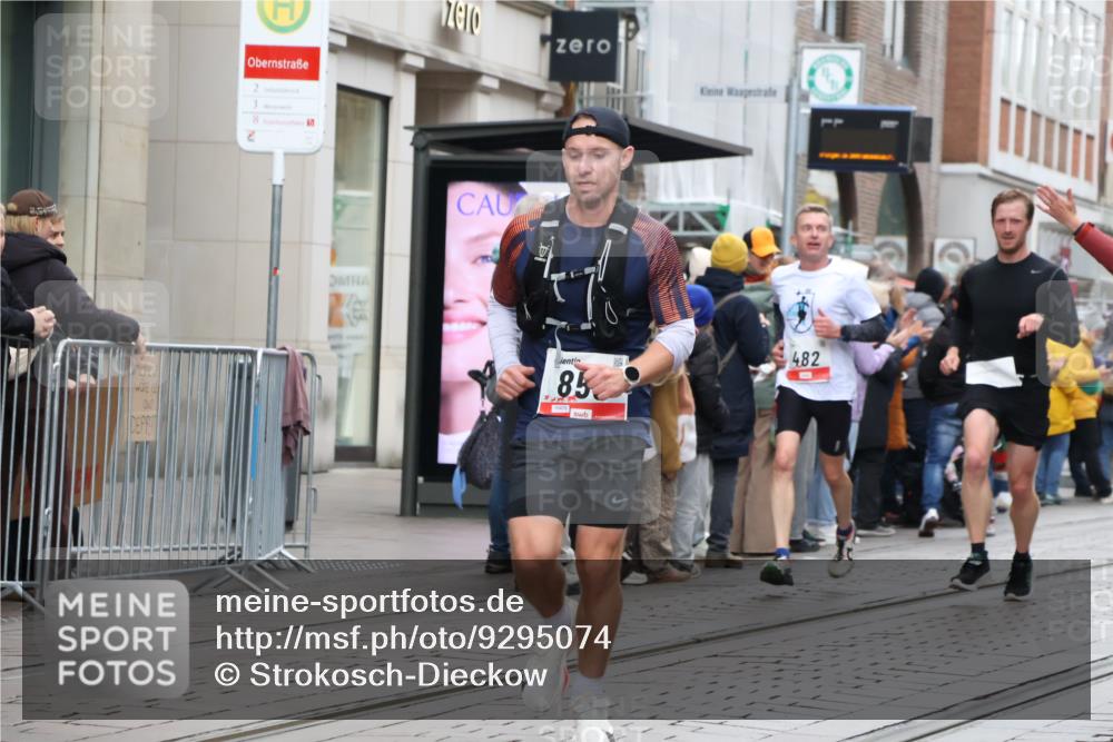 05.10.2025 - 20. swb-Marathon Bremen Strokosch-Dieckow http://msf.ph/oto/9295074 05.10.2025 12:53:39 Ziel 121, 482, 850, 870, 993, 1640, 121, 482, 850, 870, 993, 1640 meine-sportfotos.de