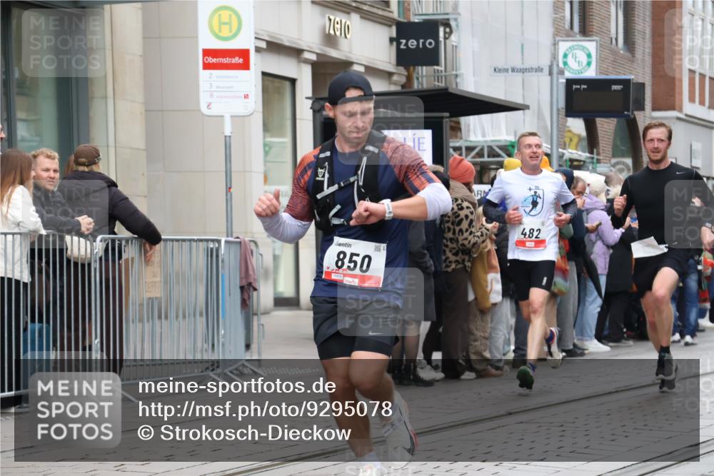 05.10.2025 - 20. swb-Marathon Bremen Strokosch-Dieckow http://msf.ph/oto/9295078 05.10.2025 12:53:39 Ziel 121, 482, 850, 870, 993, 1640, 121, 482, 850, 870, 993, 1640 meine-sportfotos.de