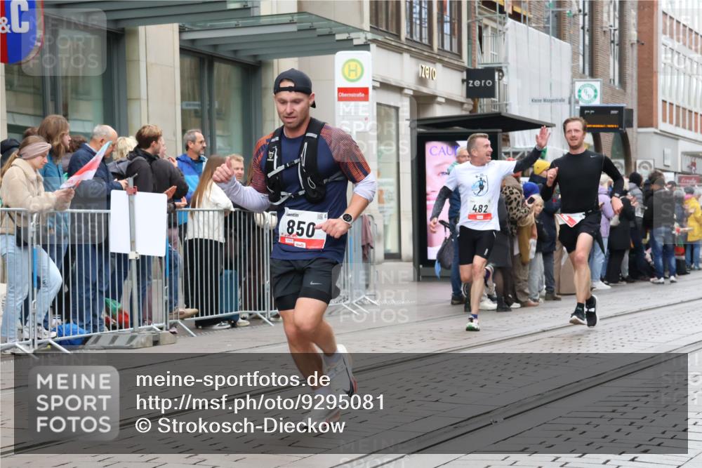 05.10.2025 - 20. swb-Marathon Bremen Strokosch-Dieckow http://msf.ph/oto/9295081 05.10.2025 12:53:40 Ziel 121, 482, 850, 870, 993, 1640, 121, 482, 850, 870, 993, 1640 meine-sportfotos.de