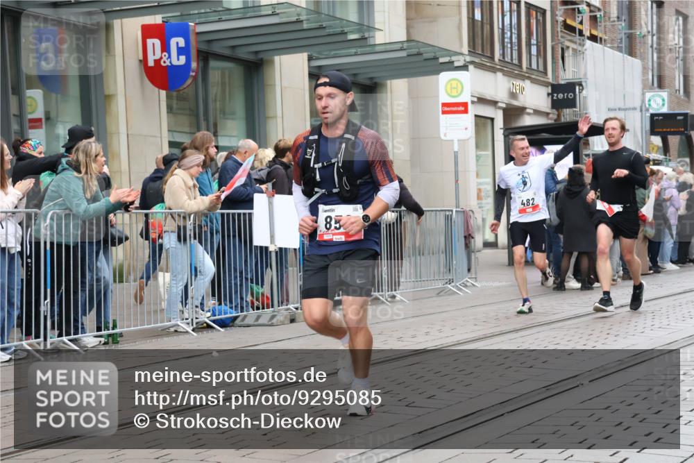 05.10.2025 - 20. swb-Marathon Bremen Strokosch-Dieckow http://msf.ph/oto/9295085 05.10.2025 12:53:40 Ziel 121, 482, 850, 870, 993, 1640, 121, 482, 850, 870, 993, 1640 meine-sportfotos.de