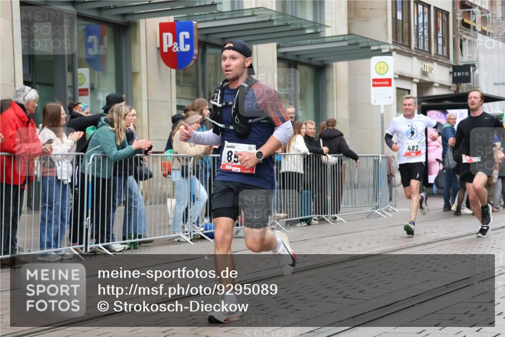 05.10.2025 - 20. swb-Marathon Bremen Strokosch-Dieckow http://msf.ph/oto/9295089 05.10.2025 12:53:40 Ziel 121, 482, 850, 870, 993, 1640, 121, 482, 850, 870, 993, 1640 meine-sportfotos.de