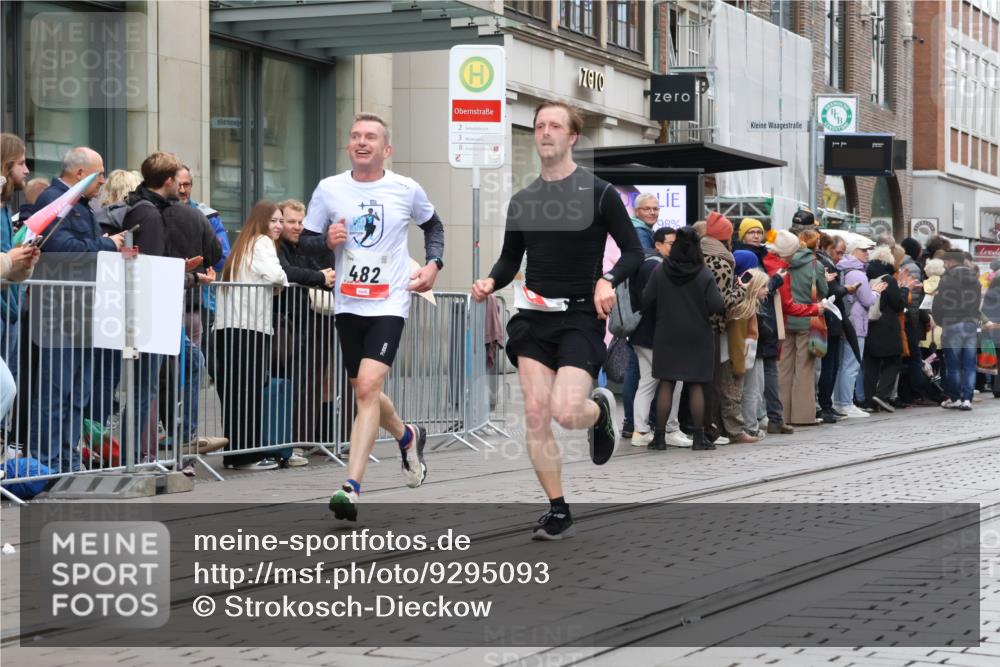 05.10.2025 - 20. swb-Marathon Bremen Strokosch-Dieckow http://msf.ph/oto/9295093 05.10.2025 12:53:41 Ziel 121, 482, 850, 870, 993, 1640, 9082, 121, 482, 850, 870, 993, 1640, 9082 meine-sportfotos.de