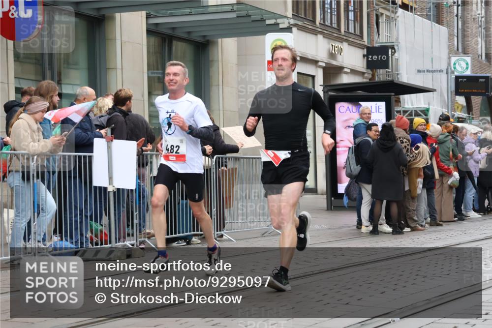05.10.2025 - 20. swb-Marathon Bremen Strokosch-Dieckow http://msf.ph/oto/9295097 05.10.2025 12:53:41 Ziel 121, 482, 850, 870, 993, 1640, 9082, 121, 482, 850, 870, 993, 1640, 9082 meine-sportfotos.de
