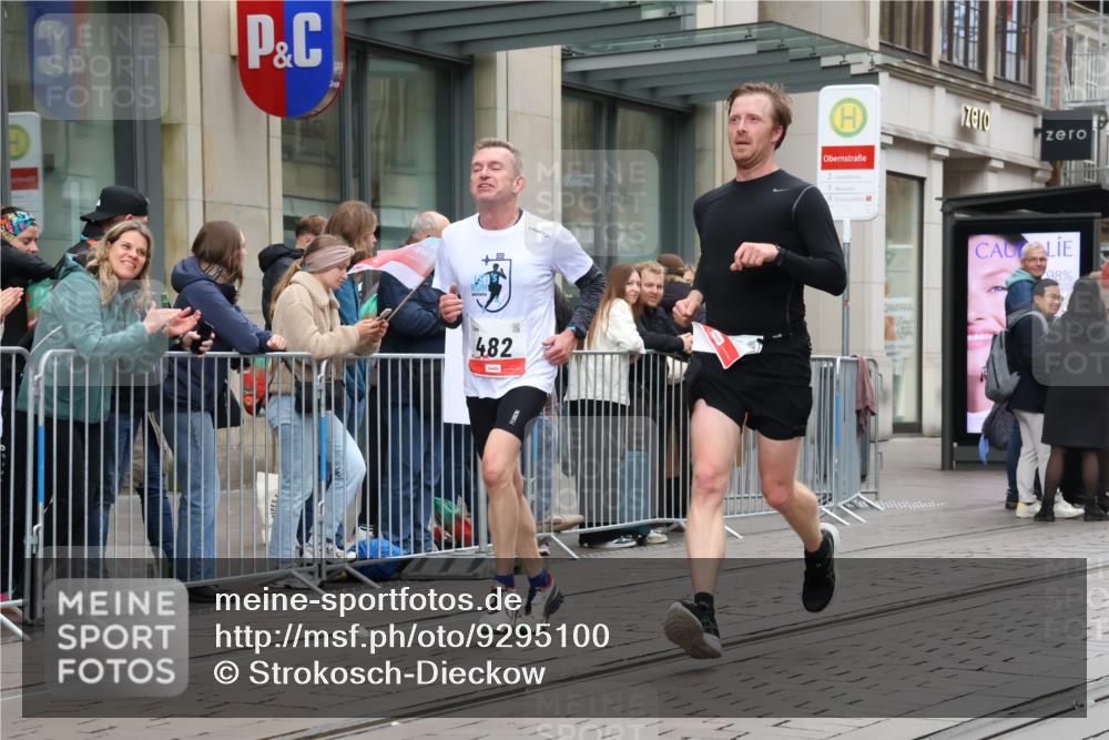 05.10.2025 - 20. swb-Marathon Bremen Strokosch-Dieckow http://msf.ph/oto/9295100 05.10.2025 12:53:41 Ziel 121, 482, 850, 870, 993, 1640, 9082, 121, 482, 850, 870, 993, 1640, 9082 meine-sportfotos.de