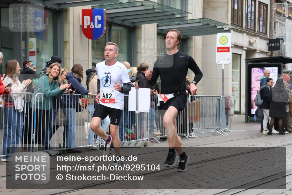 05.10.2025 - 20. swb-Marathon Bremen Strokosch-Dieckow http://msf.ph/oto/9295104 05.10.2025 12:53:42 Ziel 121, 482, 850, 870, 993, 1640, 9082, 121, 482, 850, 870, 993, 1640, 9082 meine-sportfotos.de