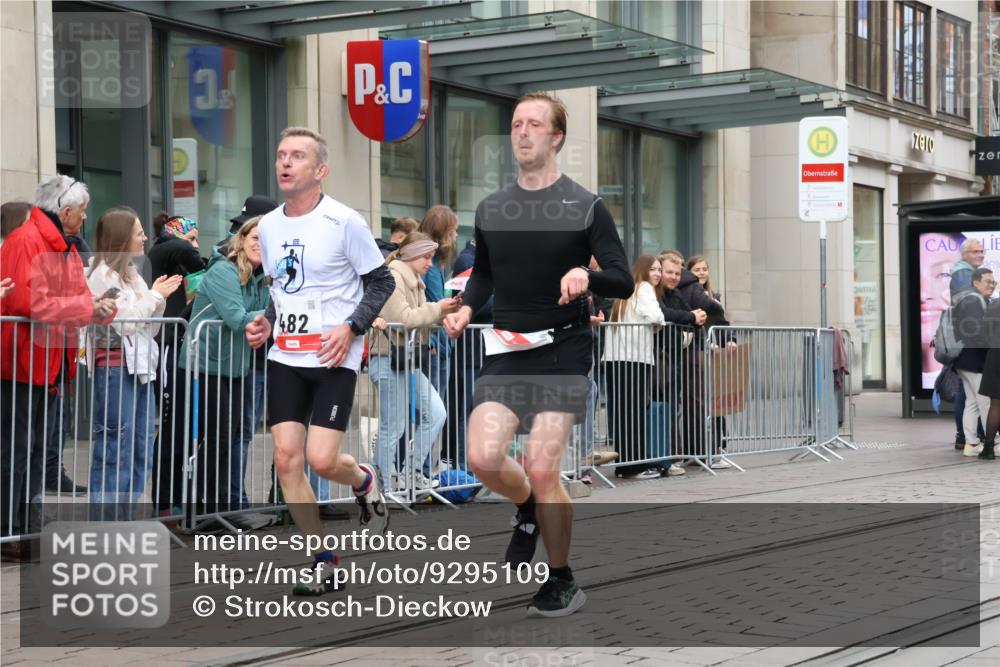 05.10.2025 - 20. swb-Marathon Bremen Strokosch-Dieckow http://msf.ph/oto/9295109 05.10.2025 12:53:42 Ziel 121, 482, 850, 870, 993, 1640, 9082, 121, 482, 850, 870, 993, 1640, 9082 meine-sportfotos.de