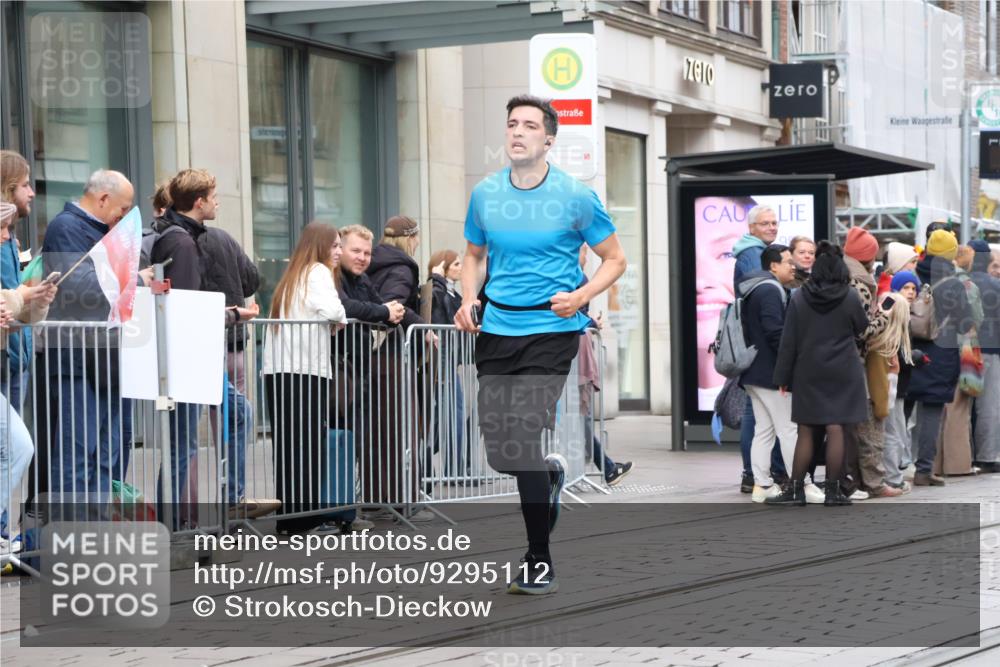 05.10.2025 - 20. swb-Marathon Bremen Strokosch-Dieckow http://msf.ph/oto/9295112 05.10.2025 12:53:44 Ziel 121, 482, 850, 870, 993, 1640, 9082, 121, 482, 850, 870, 993, 1640, 9082 meine-sportfotos.de