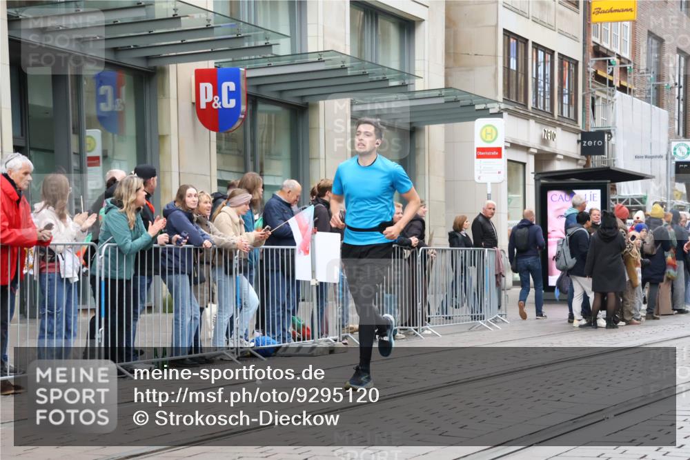 05.10.2025 - 20. swb-Marathon Bremen Strokosch-Dieckow http://msf.ph/oto/9295120 05.10.2025 12:53:45 Ziel 121, 482, 850, 870, 993, 1640, 9082, 121, 482, 850, 870, 993, 1640, 9082 meine-sportfotos.de