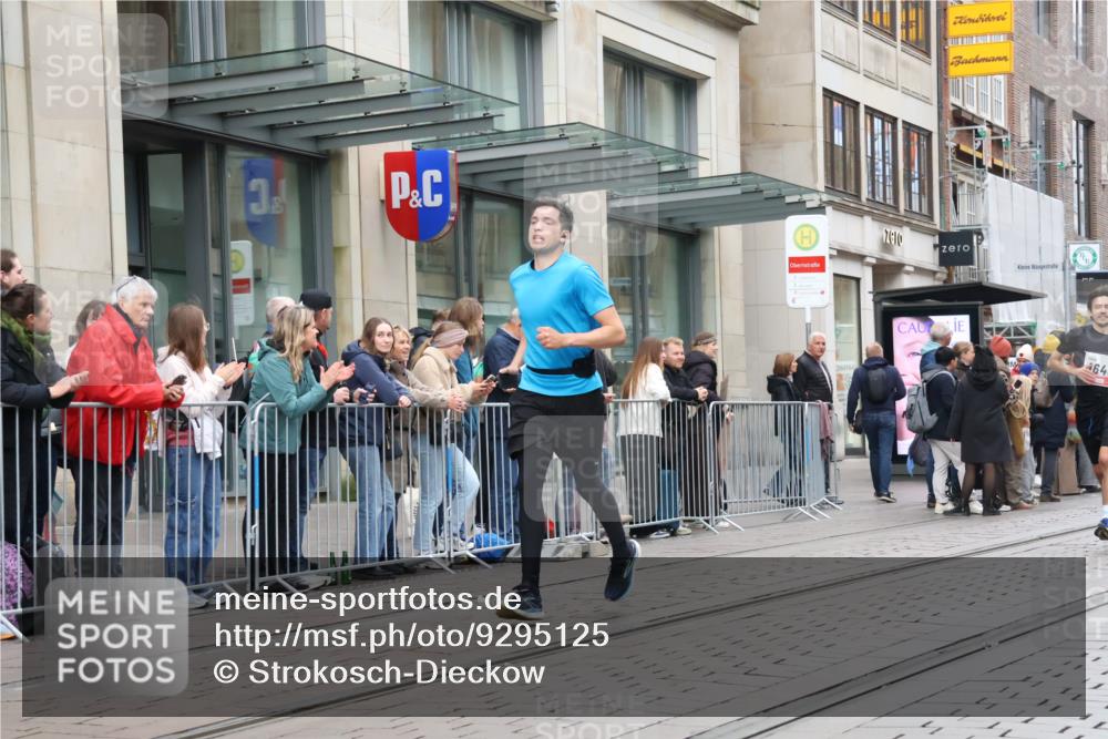 05.10.2025 - 20. swb-Marathon Bremen Strokosch-Dieckow http://msf.ph/oto/9295125 05.10.2025 12:53:45 Ziel 121, 482, 850, 870, 993, 1640, 9082, 121, 482, 850, 870, 993, 1640, 9082 meine-sportfotos.de