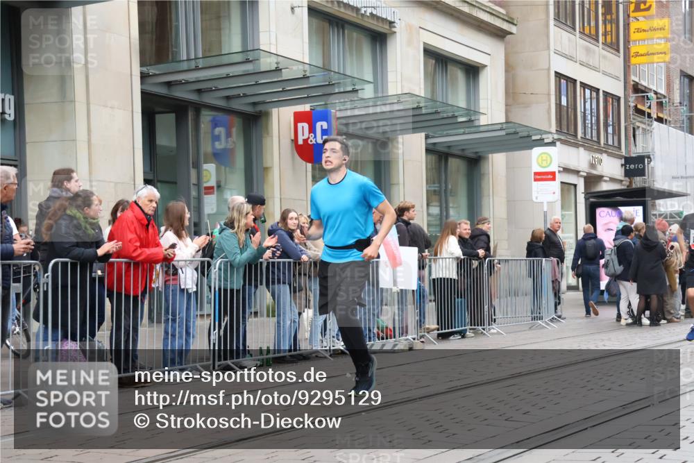05.10.2025 - 20. swb-Marathon Bremen Strokosch-Dieckow http://msf.ph/oto/9295129 05.10.2025 12:53:45 Ziel 121, 482, 850, 870, 993, 1640, 9082, 121, 482, 850, 870, 993, 1640, 9082 meine-sportfotos.de
