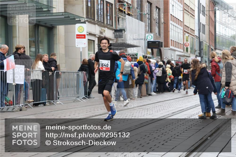 05.10.2025 - 20. swb-Marathon Bremen Strokosch-Dieckow http://msf.ph/oto/9295132 05.10.2025 12:53:46 Ziel 121, 482, 850, 870, 993, 1640, 9082, 121, 482, 850, 870, 993, 1640, 9082 meine-sportfotos.de