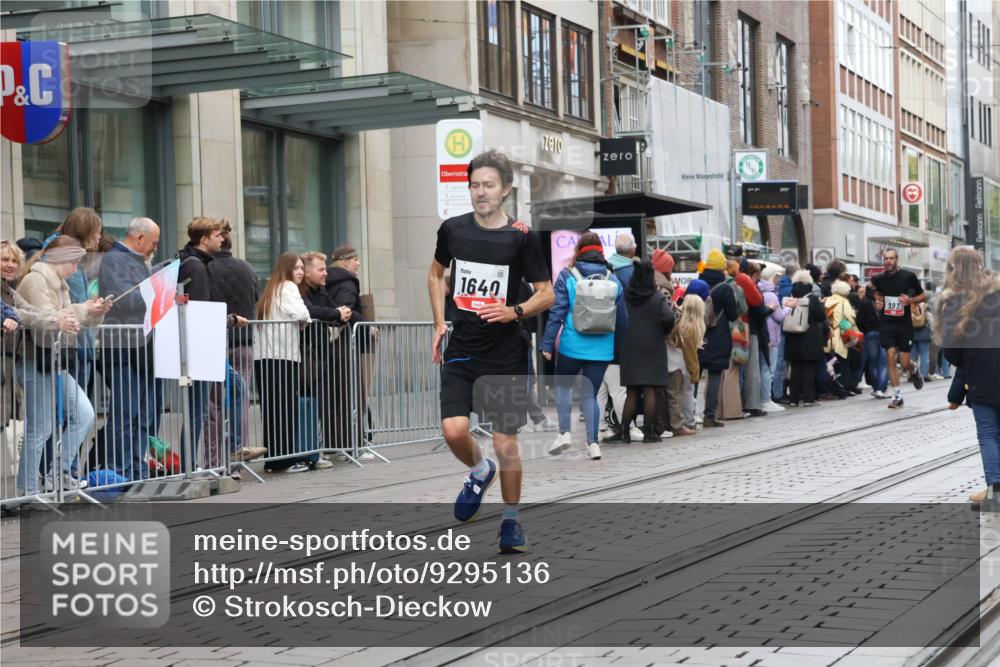 05.10.2025 - 20. swb-Marathon Bremen Strokosch-Dieckow http://msf.ph/oto/9295136 05.10.2025 12:53:47 Ziel 870, 993, 1640, 9082, 870, 993, 1640, 9082 meine-sportfotos.de