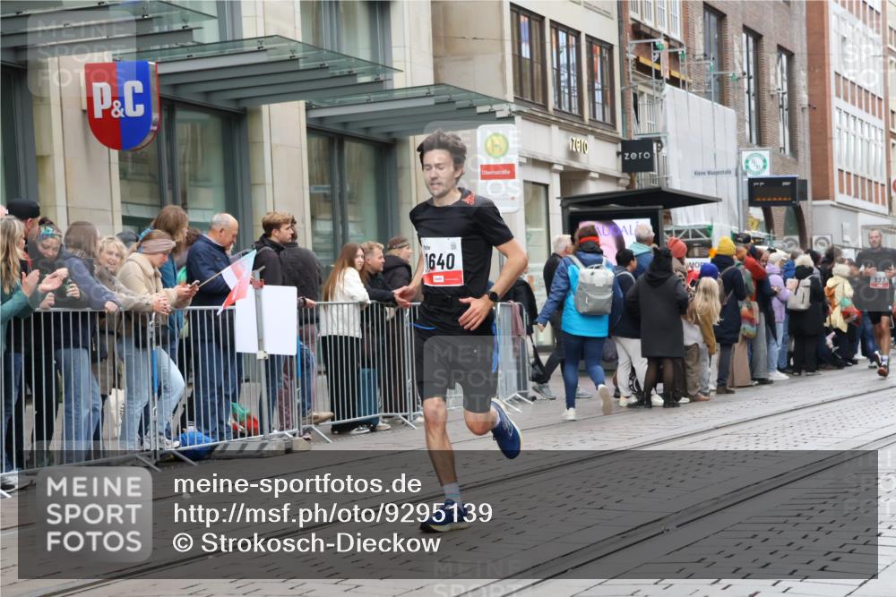 05.10.2025 - 20. swb-Marathon Bremen Strokosch-Dieckow http://msf.ph/oto/9295139 05.10.2025 12:53:47 Ziel 870, 993, 1640, 9082, 870, 993, 1640, 9082 meine-sportfotos.de