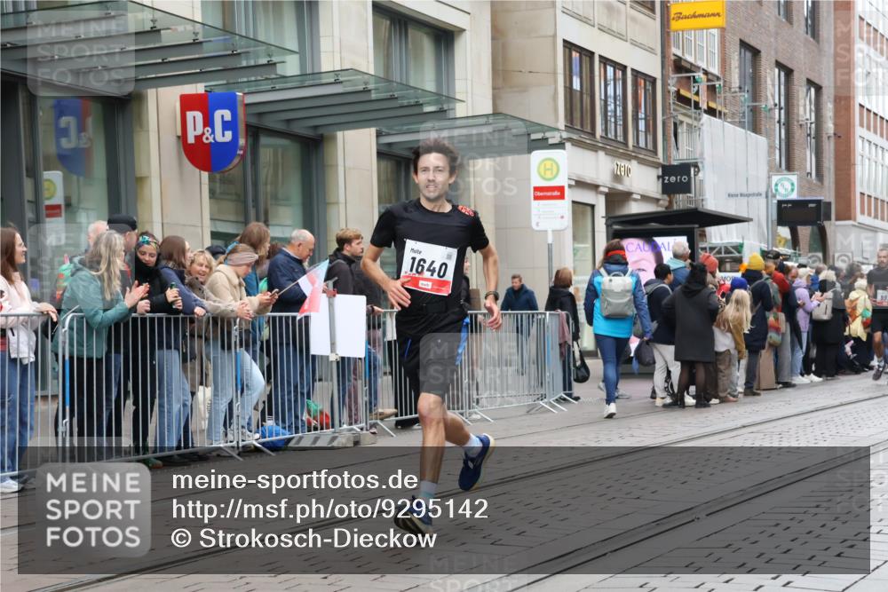 05.10.2025 - 20. swb-Marathon Bremen Strokosch-Dieckow http://msf.ph/oto/9295142 05.10.2025 12:53:47 Ziel 870, 993, 1640, 9082, 870, 993, 1640, 9082 meine-sportfotos.de