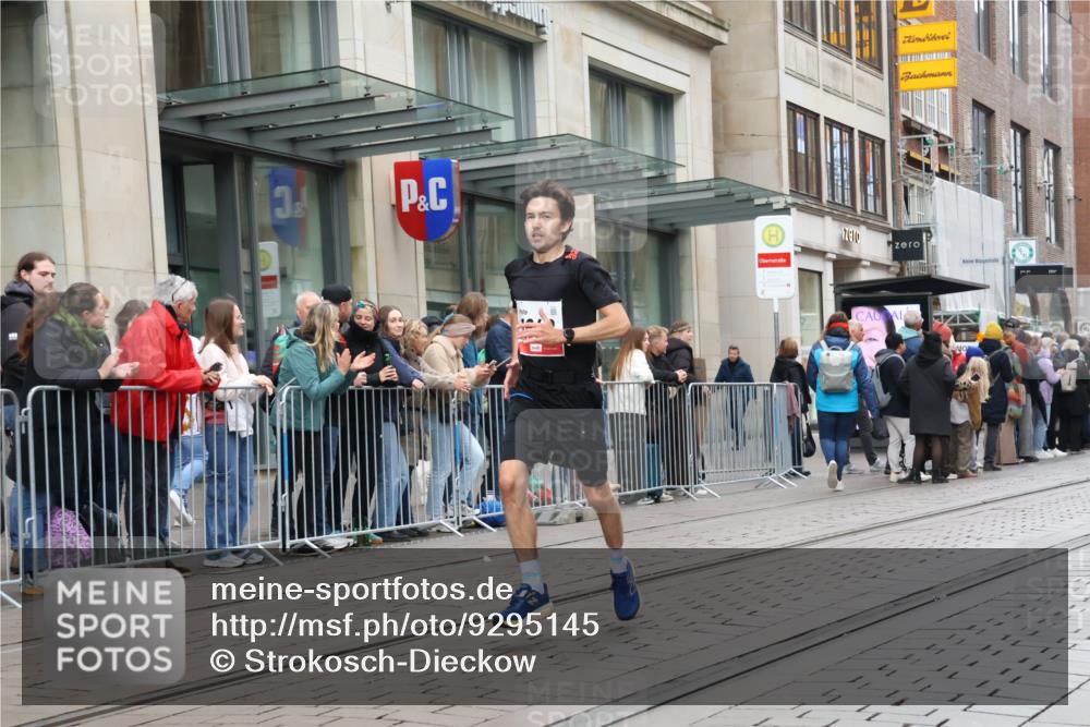 05.10.2025 - 20. swb-Marathon Bremen Strokosch-Dieckow http://msf.ph/oto/9295145 05.10.2025 12:53:47 Ziel 870, 993, 1640, 9082, 870, 993, 1640, 9082 meine-sportfotos.de