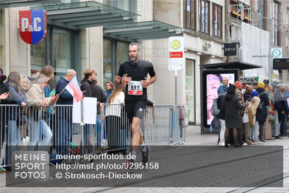 05.10.2025 - 20. swb-Marathon Bremen Strokosch-Dieckow http://msf.ph/oto/9295158 05.10.2025 12:53:52 Ziel 870, 993, 1640, 1889, 9082, 870, 993, 1640, 1889, 9082 meine-sportfotos.de