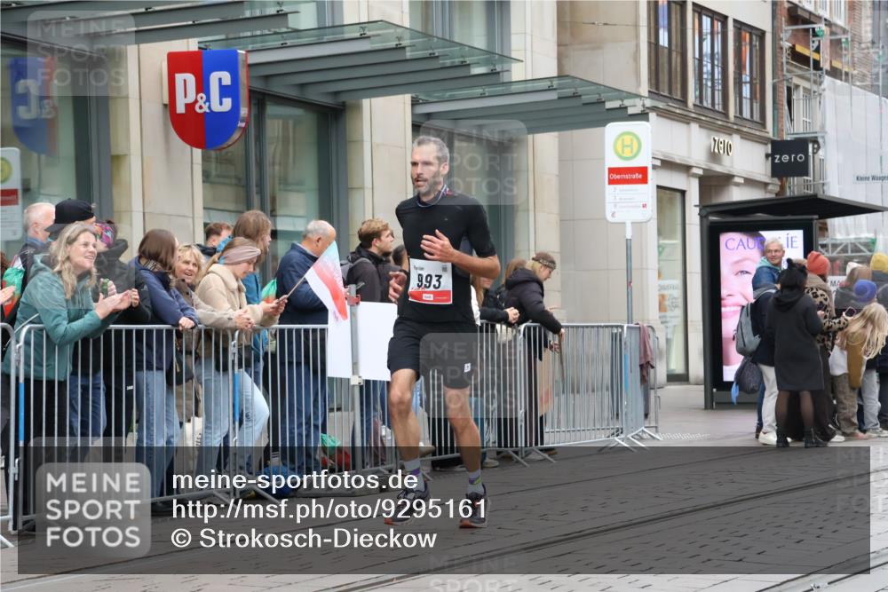 05.10.2025 - 20. swb-Marathon Bremen Strokosch-Dieckow http://msf.ph/oto/9295161 05.10.2025 12:53:52 Ziel 870, 993, 1640, 1889, 9082, 870, 993, 1640, 1889, 9082 meine-sportfotos.de