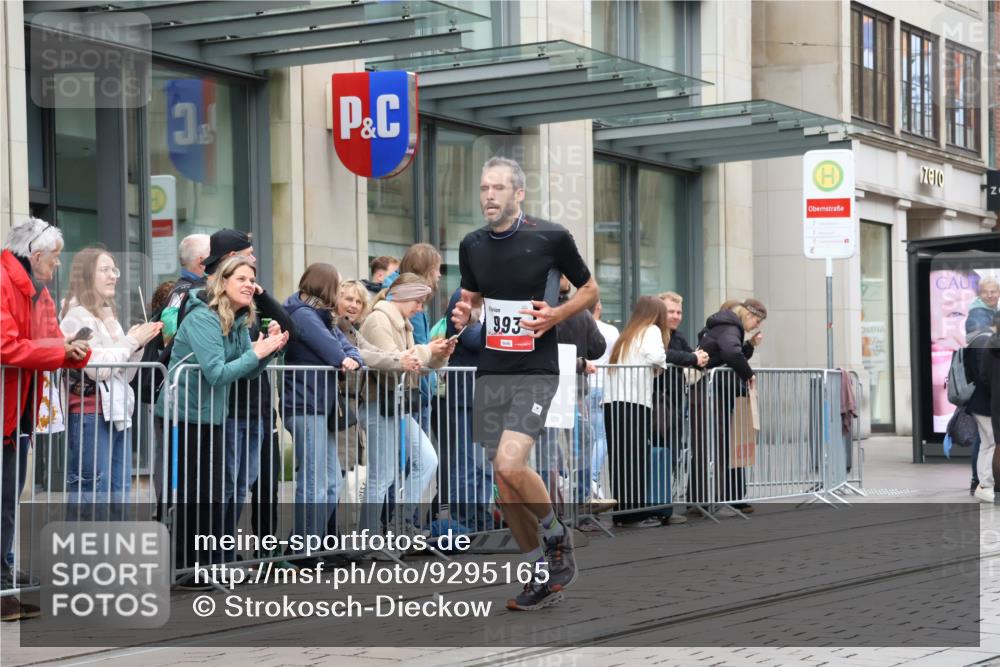 05.10.2025 - 20. swb-Marathon Bremen Strokosch-Dieckow http://msf.ph/oto/9295165 05.10.2025 12:53:53 Ziel 870, 993, 1889, 9082, 870, 993, 1889, 9082 meine-sportfotos.de