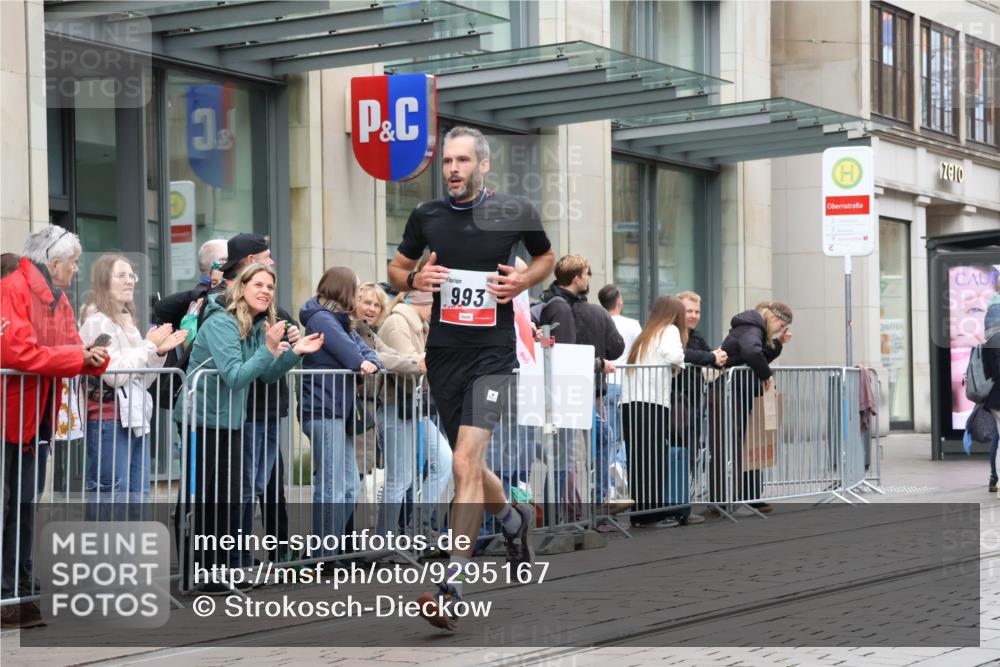 05.10.2025 - 20. swb-Marathon Bremen Strokosch-Dieckow http://msf.ph/oto/9295167 05.10.2025 12:53:53 Ziel 870, 993, 1889, 9082, 870, 993, 1889, 9082 meine-sportfotos.de