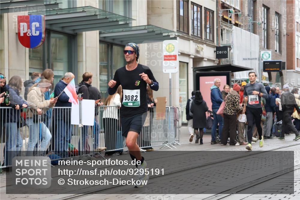 05.10.2025 - 20. swb-Marathon Bremen Strokosch-Dieckow http://msf.ph/oto/9295191 05.10.2025 12:54:02 Ziel 993, 1889, 2129, 5240, 9082, 993, 1889, 2129, 5240, 9082 meine-sportfotos.de