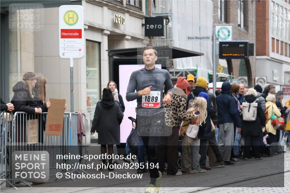 05.10.2025 - 20. swb-Marathon Bremen Strokosch-Dieckow http://msf.ph/oto/9295194 05.10.2025 12:54:03 Ziel 993, 1889, 2129, 5240, 9082, 993, 1889, 2129, 5240, 9082 meine-sportfotos.de