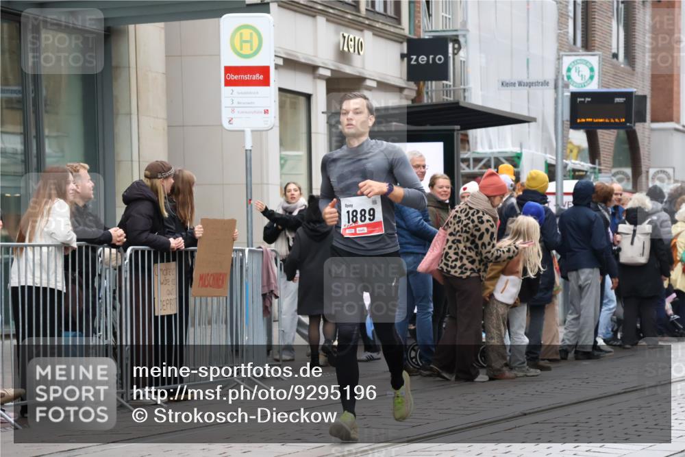 05.10.2025 - 20. swb-Marathon Bremen Strokosch-Dieckow http://msf.ph/oto/9295196 05.10.2025 12:54:03 Ziel 993, 1889, 2129, 5240, 9082, 993, 1889, 2129, 5240, 9082 meine-sportfotos.de