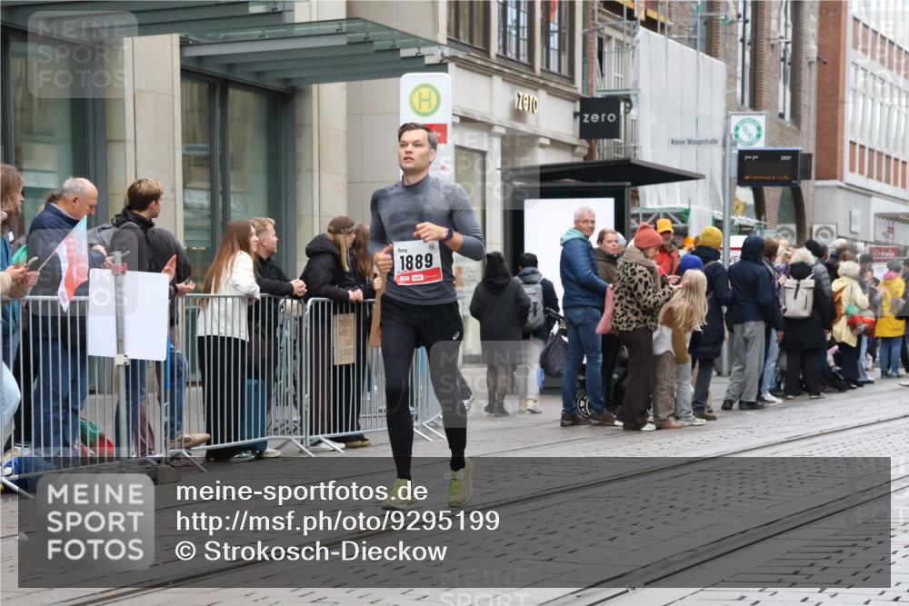05.10.2025 - 20. swb-Marathon Bremen Strokosch-Dieckow http://msf.ph/oto/9295199 05.10.2025 12:54:04 Ziel 1889, 2129, 5240, 9082, 1889, 2129, 5240, 9082 meine-sportfotos.de