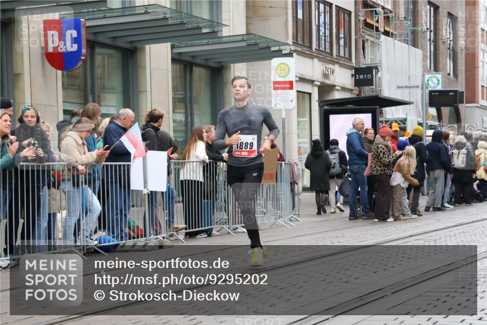 05.10.2025 - 20. swb-Marathon Bremen Strokosch-Dieckow http://msf.ph/oto/9295202 05.10.2025 12:54:04 Ziel 1889, 2129, 5240, 9082, 1889, 2129, 5240, 9082 meine-sportfotos.de